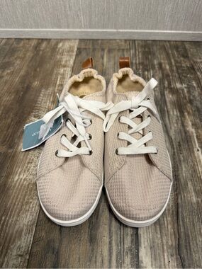 REVITALIGN Women's Knit Lace-Up Sneakers in Light Beige with White Laces Size 8